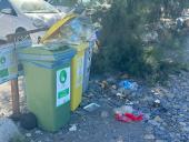 Cassonetti stracolmi all'Enfola, già alle 9 del mattina