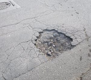 Dissesti delle strade isolane: a quando un bonus meccanico o ortopedico per l'Elba?