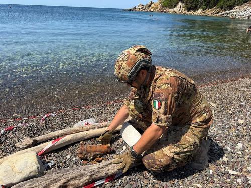 Rimossa e fatta brillare una granata d'artiglieria rinvenuta sulla spiaggia di Nisporto