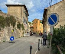 Traffico in centro storico: la strana situazione che si verifica in Via Lambardi