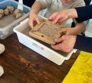 La posidonia che diventa carta e i bimbi elbani