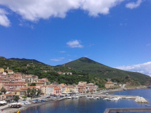 Un bus-navetta da Rio Elba e Cavo verso Rio Marina per raggiungere la Casa di comunità
