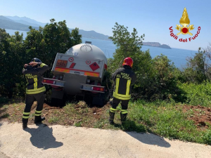 Autocisterna finisce fuori strada a Bagnaia