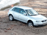 Fotonotizia: auto 'spiaggiata' all'Innamorata