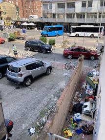 Portoferraio, degrado a pochi passi dagli imbarchi: la segnalazione di un cittadino