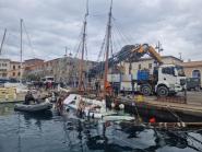 Operazioni di recupero dell'imbarcazione semiaffondata nella Darsena Medicea di Portoferraio