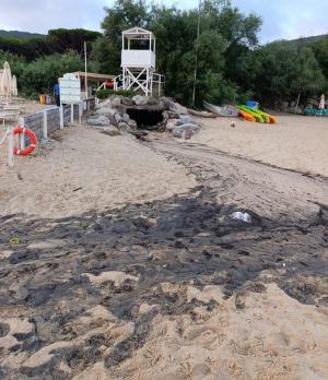 Sversamento alla Biodola, provenienza e natura dei liquidi sono incerte