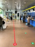 Sicurezza degli utenti negli uffici postali, arriva anche all'Elba la segnaletica orizzontale per il corretto distanziamento sociale