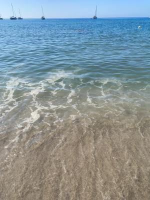 Se ccheto acque torbide dopo i lavori notturni in spiaggia