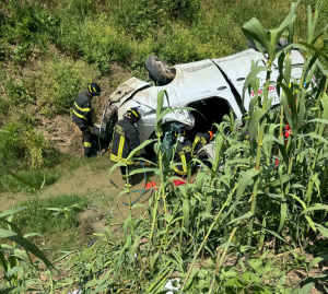 Furgone fuori strada alla Valdana, conducente incastrato tra le lamiere, liberato e poi elisoccorso