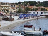 Porto Azzurro, danneggiano la spiaggia e rubano un distributore di gadget: denunciati 4 giovani