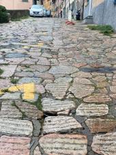 Altra pericolosa buca tra le lastre della stressata Via della Fonderia