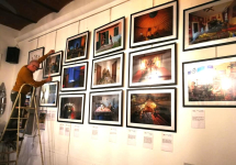 La mostra fotografica "il Condominio"  esposta al Bar Il Postale di Procchio