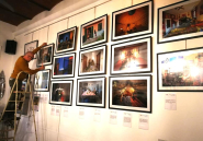La mostra fotografica "il Condominio"  esposta al Bar Il Postale di Procchio
