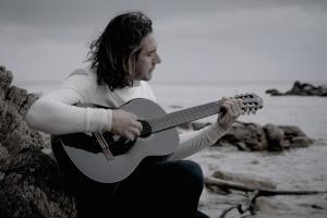 Tra vento, mare e silenzio: l’Elba nel viaggio musicale di MaDai