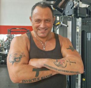 Porto Azzurro: il campione di arti marziali si tuffa e salva un ragazzo dall'annegamento