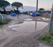L'incuria in cui è tenuto il parcheggio degli impianti sportivi a San Giovanni