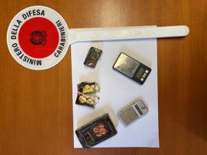 32enne elbano denunciato per detenzione ai fini di spaccio. Sequestrati 130 gr di hashish e 2 bilancini di precisione