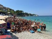 Il tripudio di Ferragosto sulla spiaggia delle Ghiaie: sole, mare, tradizione e amicizia
