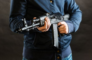 A Sciambere: il braccio di silicone e la libertà di andare in giro col kalashnikov
