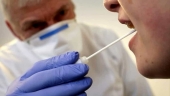 Tamponi subito e gratuiti agli studenti. Accordo con farmacie, pediatri e medici di famiglia