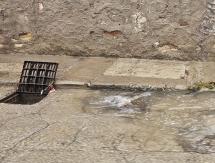 Portoferraio, i residenti di via Casaccia al Comune: "Abbandonati tra buche, allagamenti e incuria"
