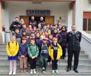 Scolaresche ferajesi in visita ai Carabinieri, una lezione di legalità