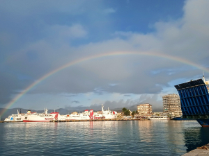 Fotonotizia: l&#039;arcobaleno sul porto