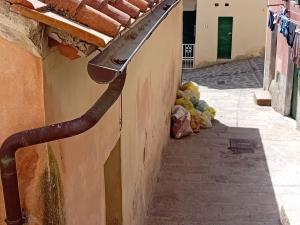 Rio Elba, rifiuti accumulati in via Adelasio Taddei. La segnalazione di un residente