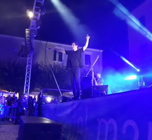 Il successo del concerto di Diodato nella piazza di Marciana Marina