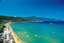 Malore in spiaggia alla Biodola, muore manager tedesco di 68 anni