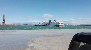 Vento forte e manovre in porto a Piombino... e il traghetto scarroccia