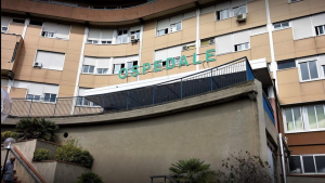 Catturato  per i capelli da una mola che gli strappa una parte del cuoio capelluto