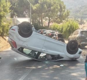 &quot;Cappotta&quot; con l&#039;auto sulla SP 25 entrando nell&#039;abitato di Marciana Marina