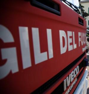 Furgone in fiamme a Capoliveri, illeso il conducente
