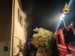 Incendio nella notte in un&#039;abitazione di Albereto (Portoferraio) due persone coinvolte