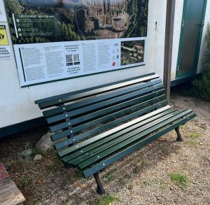 Le Grotte: Una panchina per Giuliana ed una per Luciana