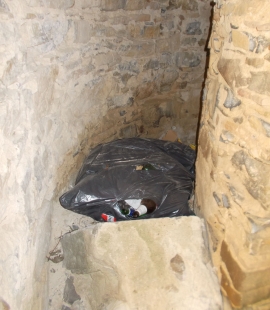 Fotonotizia: spazzatura abbandonata al "Molino a Vento"