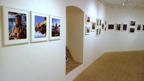"Elbani. Anima Isolana", la mostra fotografica di Roberto Ridi raccontata da Maria Gisella Catuogno