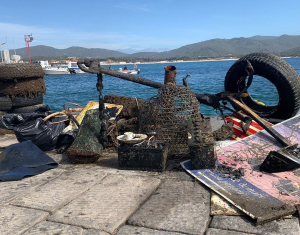 Pulizie del Porto campese: una massa di rifiuti recuperata dai fondali