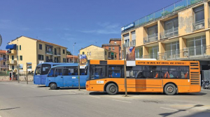 Aspettando l&#039;autobus che  non passa, le rimostranze di un turista