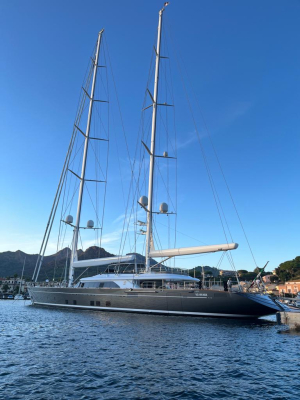 A Porto Azzurro torna Seven, lo yacht a vela di 60 metri