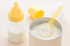 Latte per neonati - scaduto da 5 mesi - sugli scaffali di un supermarket