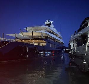 La Darsena paradossale: un po' "albergo" di Super-Yacht, un po' ricettacolo di sporcizie e incuria