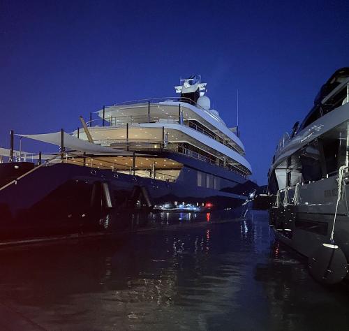 La Darsena paradossale: un po' "albergo" di Super-Yacht, un po' ricettacolo di sporcizie e incuria