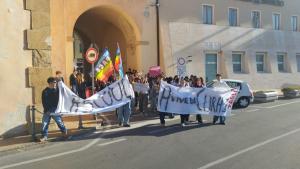 "PER IL NOSTRO FUTURO, NON PER LE LORO GUERRE." Partecipato sciopero delle scuole superiori elbane