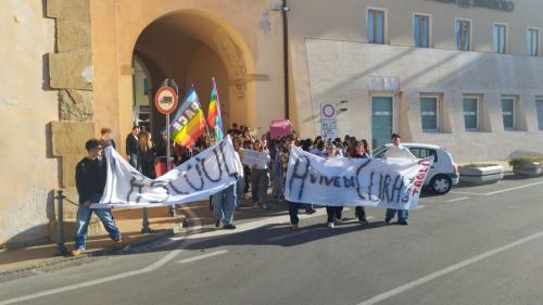 "PER IL NOSTRO FUTURO, NON PER LE LORO GUERRE." Partecipato sciopero delle scuole superiori elbane
