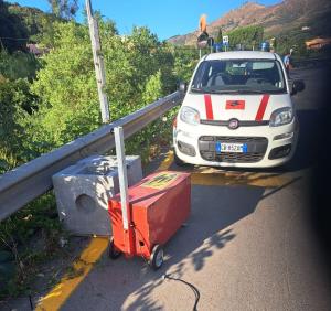 Atto vandalico nella notte a Rio: sottratto semaforo sulla provinciale a Il Piano