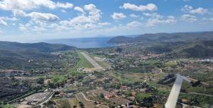 Trasporto aereo elbano: il Forum dei Giovani chiede tariffe agevolate per il 2026