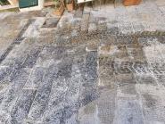 La scempiata bitumazione in via ditro la Pieve macchia le lastre di granito in Via dell'Amore